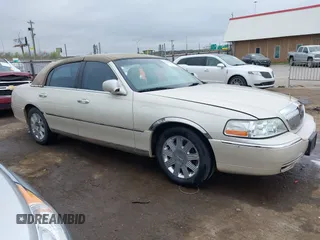 2003 Lincoln Town Car Cartier z VIN 1LNHM83W03Y656352, wystawiony jako IAAI lot #41898985 z przebiegiem 112 712 mil mil oraz . Historia ofert i sprzedaży dostępna na DreamBid. Obrazek 13.