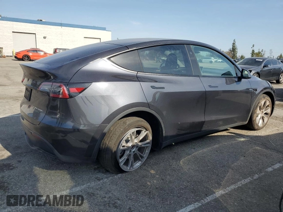 2024 Tesla Model Y Long Range z VIN 7SAYGAEE0RF021084, wystawiony jako Copart lot #51973285 z przebiegiem 25 990 mil mil oraz Szkoda całkowita • Salvage title. Historia ofert i sprzedaży dostępna na DreamBid. Obrazek 3.