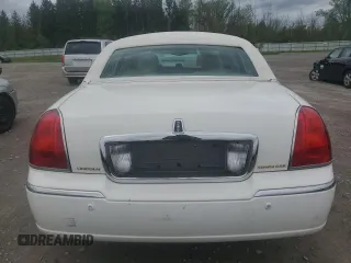 2005 Lincoln Town Car Signature z VIN 1LNHM81W75Y651123, wystawiony jako Copart lot #57106815 z przebiegiem 156 275 mil mil oraz Tytuł czysty. Historia ofert i sprzedaży dostępna na DreamBid. Obrazek 6.
