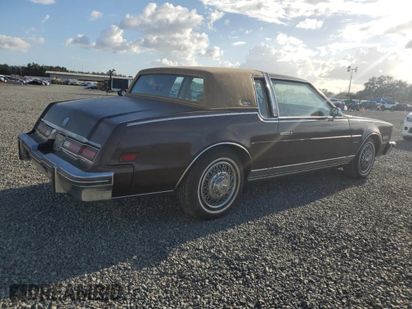 1985 Oldsmobile Toronado Custom Brougham z VIN 1G3EZ57Y6FE321802, wystawiony jako Copart lot #77305454 z przebiegiem 51 559 mil mil oraz Szkoda całkowita • Salvage title. Historia ofert i sprzedaży dostępna na DreamBid. Obrazek 3.