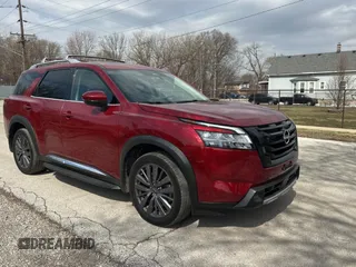 2023 Nissan Pathfinder Platinum z VIN 5N1DR3DH1PC265961, wystawiony jako Copart lot #50937965 z przebiegiem 20 268 mil mil oraz Czysty tytuł • Clean title. Historia ofert i sprzedaży dostępna na DreamBid. Obrazek 1.