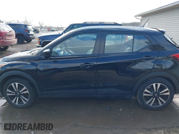 2020 Nissan Kicks SV z VIN 3N1CP5CV5LL496923, wystawiony jako IAAI lot #41440962 z przebiegiem 89 782 mil mil oraz . Historia ofert i sprzedaży dostępna na DreamBid. Obrazek 13.