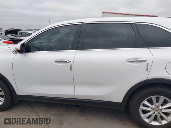 2019 Kia Sorento L with VIN 5XYPG4A38KG555012, listed as a IAAI auction lot 41772285 with 111,685 mi miles. Bid and sale history available at carsss.com. Image 14.