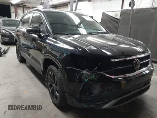 2024 Volkswagen Taos SE z VIN 3VVSX7B21RM056312, wystawiony jako IAAI lot #41827948 z przebiegiem 11 721 mil mil oraz . Historia ofert i sprzedaży dostępna na DreamBid. Obrazek 1.