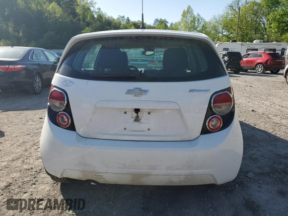 2012 Chevrolet Sonic LS z VIN 1G1JA6SH5C4208565, wystawiony jako Copart lot #56193405 z przebiegiem 53 236 mil mil oraz Szkoda całkowita • Salvage title. Historia ofert i sprzedaży dostępna na DreamBid. Obrazek 6.