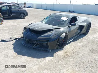 2025 Chevrolet Corvette 2LZ z VIN 1G1YE2D36S5601366, wystawiony jako IAAI lot #41822888 z przebiegiem Nie podano mil oraz . Historia ofert i sprzedaży dostępna na DreamBid. Obrazek 2.