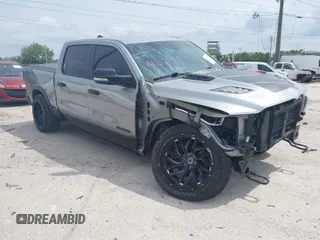 2020 Ram 1500 Rebel z VIN 1C6SRFLT3LN142719, wystawiony jako IAAI lot #41853022 z przebiegiem 56 226 mil mil oraz . Historia ofert i sprzedaży dostępna na DreamBid. Obrazek 1.