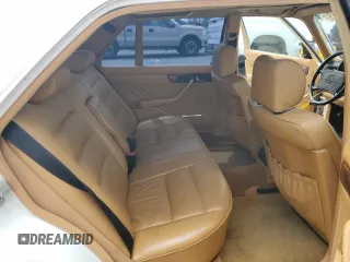 1990 Mercedes-Benz 560 z VIN WDBCA39E7LA505105, wystawiony jako Copart lot #58875015 z przebiegiem 88 261 mil mil oraz Szkoda całkowita • Salvage title. Historia ofert i sprzedaży dostępna na DreamBid. Obrazek 10.