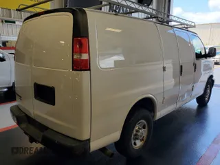 2015 Chevrolet Express Cargo z VIN 1GCWGFCF8F1270086, wystawiony jako IAAI lot #42859122 z przebiegiem 150 490 mil mil oraz . Historia ofert i sprzedaży dostępna na DreamBid. Obrazek 20.