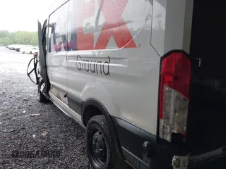 2020 Ford Transit Cargo z VIN 1FTBR1C83LKB20325, wystawiony jako IAAI lot #42316284 z przebiegiem 248 734 mil mil oraz . Historia ofert i sprzedaży dostępna na DreamBid. Obrazek 3.