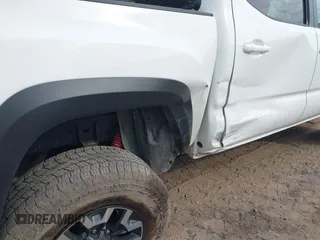 2023 Toyota Tacoma SR z VIN 3TMCZ5AN1PM637609, wystawiony jako IAAI lot #40345917 z przebiegiem 12 614 mil mil oraz . Historia ofert i sprzedaży dostępna na DreamBid. Obrazek 21.