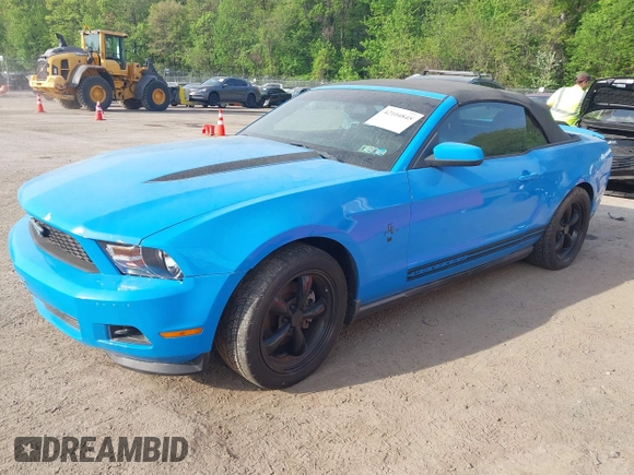 2011 Ford Mustang V6 z VIN 1ZVBP8EM4B5110048, wystawiony jako IAAI lot #42104845 z przebiegiem 141 294 mil mil oraz . Historia ofert i sprzedaży dostępna na DreamBid. Obrazek 2.
