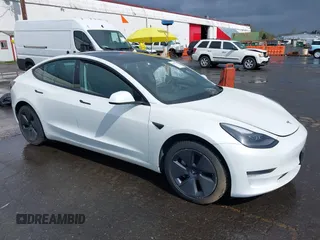 2021 Tesla Model 3 Standard Range Plus z VIN 5YJ3E1EA5MF977437, wystawiony jako IAAI lot #40297512 z przebiegiem 72 039 mil mil oraz . Historia ofert i sprzedaży dostępna na DreamBid. Obrazek 1.