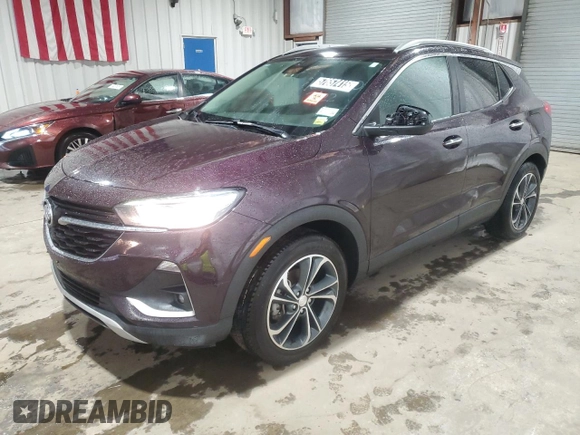 2020 Buick Encore GX Select z VIN KL4MMDSLXLB105930, wystawiony jako Copart lot #57657415 z przebiegiem 69 649 mil mil oraz Czysty tytuł • Clean title. Historia ofert i sprzedaży dostępna na DreamBid. Obrazek 1.