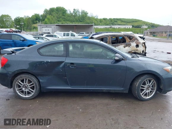 2007 Scion tC Spec z VIN JTKDE177570172801, wystawiony jako IAAI lot #42232540 z przebiegiem 251 571 mil mil oraz . Historia ofert i sprzedaży dostępna na DreamBid. Obrazek 13.