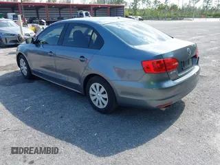 2014 Volkswagen Jetta S z VIN 3VW2K7AJ3EM221290, wystawiony jako IAAI lot #42310867 z przebiegiem 118 062 mil mil oraz . Historia ofert i sprzedaży dostępna na DreamBid. Obrazek 3.