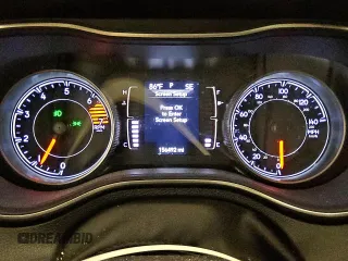 2019 Jeep Cherokee Latitude Plus z VIN 1C4PJLLB7KD176369, wystawiony jako Copart lot #62179475 z przebiegiem 156 492 mil mil oraz Czysty tytuł • Clean title. Historia ofert i sprzedaży dostępna na DreamBid. Obrazek 9.
