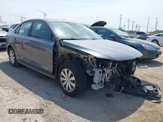 2014 Volkswagen Jetta S z VIN 3VW2K7AJ1EM302143, wystawiony jako IAAI lot #42247782 z przebiegiem 88 914 mil mil oraz . Historia ofert i sprzedaży dostępna na DreamBid. Obrazek 1.