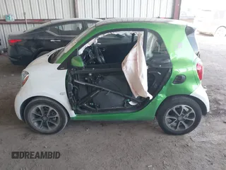 2017 Smart fortwo Pure z VIN WMEFJ9BA8HK231165, wystawiony jako IAAI lot #42238753 z przebiegiem 31 242 mil mil oraz . Historia ofert i sprzedaży dostępna na DreamBid. Obrazek 14.