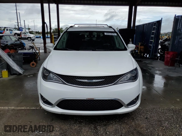 2017 Chrysler Pacifica Touring L z VIN 2C4RC1BG0HR642766, wystawiony jako Copart lot #56853675 z przebiegiem 142 174 mil mil oraz Czysty tytuł • Clean title. Historia ofert i sprzedaży dostępna na DreamBid. Obrazek 5.