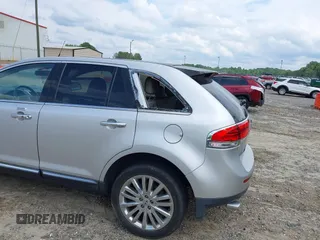 2011 Lincoln MKX z VIN 2LMDJ8JK2BBJ26455, wystawiony jako IAAI lot #42483429 z przebiegiem 196 075 mil mil oraz . Historia ofert i sprzedaży dostępna na DreamBid. Obrazek 6.