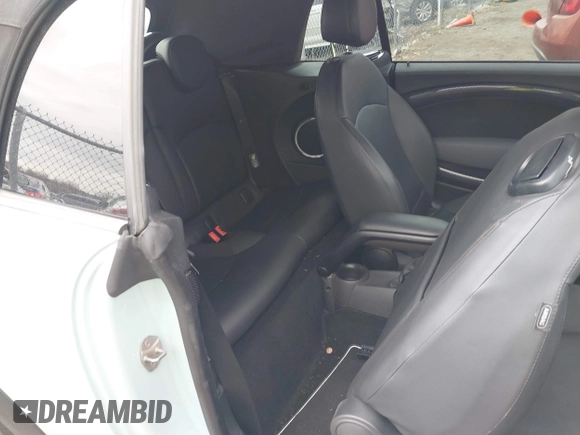 2011 MINI Convertible S с VIN WMWZP3C5XBTX84469, выставлен на аукционе IAAI как лот 41738707 с пробегом 77 464 миль миль и . История ставок и продаж доступна на DreamBid. Изображение 8.