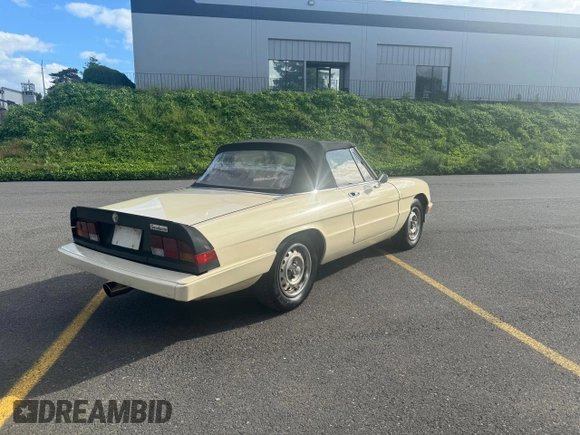 1985 Alfa Romeo Spider Veloce z VIN ZARBA5415F1020937, wystawiony jako Copart lot #63728494 z przebiegiem 115 547 mil mil oraz Tytuł czysty. Historia ofert i sprzedaży dostępna na DreamBid. Obrazek 4.