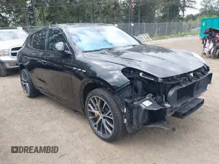 2023 Maserati Grecale Modena z VIN ZN682AVM0P7438449, wystawiony jako IAAI lot #42194029 z przebiegiem Nie podano mil oraz . Historia ofert i sprzedaży dostępna na DreamBid. Obrazek 1.