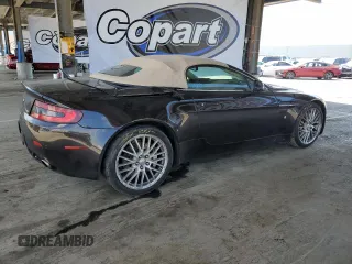 2009 Aston Martin Vantage z VIN SCFBF04CX9GD11858, wystawiony jako Copart lot #53907885 z przebiegiem 87 495 mil mil oraz Szkody całkowita. Historia ofert i sprzedaży dostępna na DreamBid. Obrazek 3.