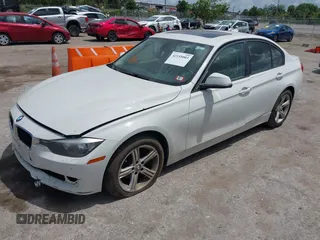2013 BMW 3 Series 320i xDrive z VIN WBA3C3C54DF982676, wystawiony jako IAAI lot #42155003 z przebiegiem Nie podano mil oraz . Historia ofert i sprzedaży dostępna na DreamBid. Obrazek 2.