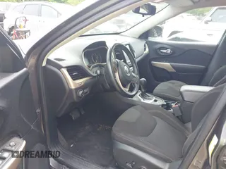 2017 Jeep Cherokee Latitude с VIN 1C4PJMCS6HW649441, выставлен на аукционе IAAI как лот 42286967 с пробегом 68 742 миль миль и . История ставок и продаж доступна на DreamBid. Изображение 5.