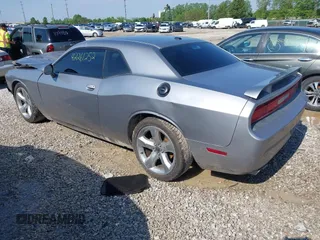 2014 Dodge Challenger R/T z VIN 2C3CDYBT9EH139932, wystawiony jako IAAI lot #42261252 z przebiegiem 95 241 mil mil oraz . Historia ofert i sprzedaży dostępna na DreamBid. Obrazek 3.