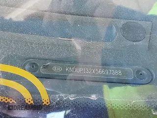 2005 Kia Sedona LX with VIN KNDUP132X56697388, listed as a IAAI auction lot 40695710 with 217,116 mi miles. Bid and sale history available at carsss.com. Image 9.