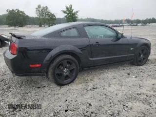 2006 Ford Mustang GT Deluxe z VIN 1ZVHT82H265242972, wystawiony jako Copart lot #55833205 z przebiegiem 53 375 mil mil oraz Szkoda całkowita • Salvage title. Historia ofert i sprzedaży dostępna na DreamBid. Obrazek 3.