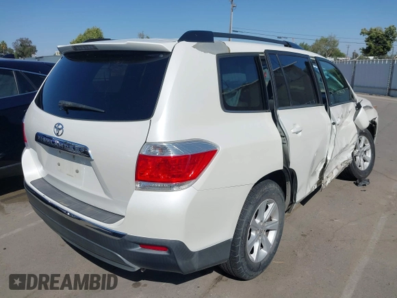 2013 Toyota Highlander z VIN 5TDZK3EH7DS127798, wystawiony jako IAAI lot #42372808 z przebiegiem 176 190 mil mil oraz . Historia ofert i sprzedaży dostępna na DreamBid. Obrazek 4.