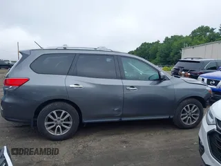 2015 Nissan Pathfinder S z VIN 5N1AR2MM3FC675623, wystawiony jako IAAI lot #42697236 z przebiegiem 99 686 mil mil oraz . Historia ofert i sprzedaży dostępna na DreamBid. Obrazek 14.