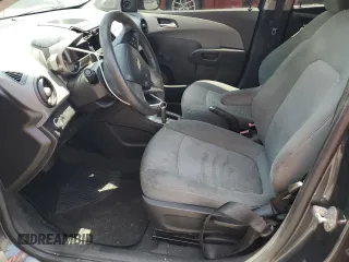 2013 Chevrolet Sonic LS z VIN 1G1JA6SH2D4136905, wystawiony jako Copart lot #55980485 z przebiegiem 176 857 mil mil oraz Nie do naprawy • Non repairable. Historia ofert i sprzedaży dostępna na DreamBid. Obrazek 7.