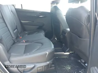 2024 Toyota Highlander LE z VIN 5TDKDRBH6RS552634, wystawiony jako IAAI lot #42086919 z przebiegiem 12 606 mil mil oraz . Historia ofert i sprzedaży dostępna na DreamBid. Obrazek 8.