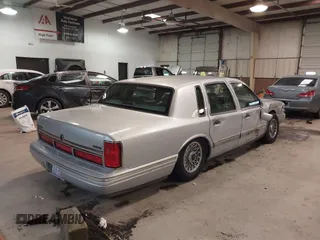 1997 Lincoln Town Car Executive z VIN 1LNLM81W0VY733723, wystawiony jako IAAI lot #41569359 z przebiegiem 104 356 mil mil oraz . Historia ofert i sprzedaży dostępna na DreamBid. Obrazek 4.