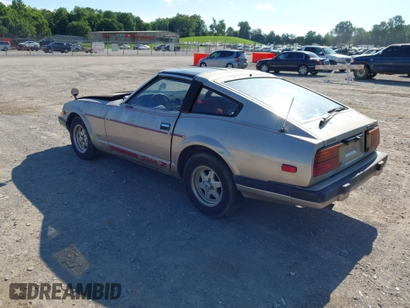 1983 Datsun 280ZX z VIN JN1HZ04S9DX573578, wystawiony jako IAAI lot #42516151 z przebiegiem 135 572 mil mil oraz . Historia ofert i sprzedaży dostępna na DreamBid. Obrazek 3.
