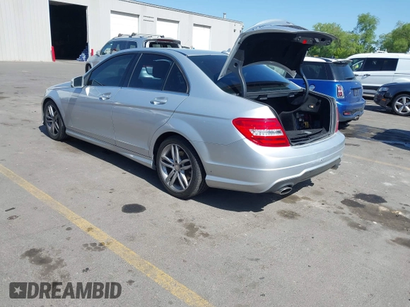 2013 Mercedes-Benz C 300 Sport с VIN WDDGF8AB2DR289465, выставлен на аукционе IAAI как лот 42211273 с пробегом 124 674 миль миль и . История ставок и продаж доступна на DreamBid. Изображение 3.