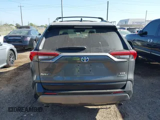 2021 Toyota RAV4 Hybrid XSE z VIN 2T3E6RFV8MW006805, wystawiony jako IAAI lot #41973250 z przebiegiem 77 483 mil mil oraz . Historia ofert i sprzedaży dostępna na DreamBid. Obrazek 16.