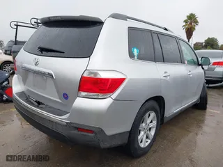 2013 Toyota Highlander with VIN 5TDZK3EH4DS103474, listed as a IAAI auction lot 41582903 with 136,596 mi miles. Bid and sale history available at carsss.com. Image 4.