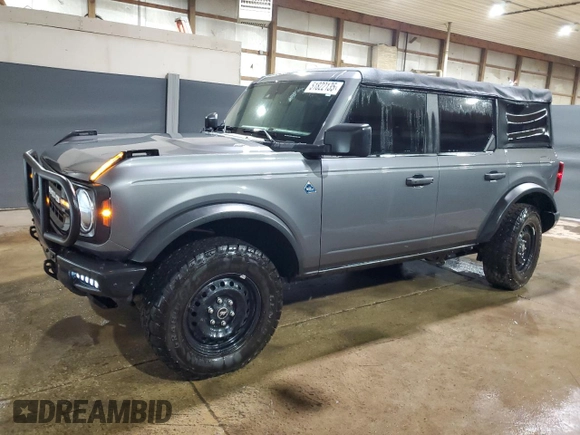 2021 Ford Bronco z VIN 1FMEE5DHXMLA92853, wystawiony jako Copart lot #51822135 z przebiegiem 34 894 mil mil oraz Szkoda całkowita • Salvage title. Historia ofert i sprzedaży dostępna na DreamBid. Obrazek 1.