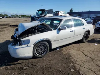 1999 Lincoln Town Car Signature z VIN 1LNHM82W9XY692757, wystawiony jako Copart lot #58091935 z przebiegiem 165 635 mil mil oraz Szkoda całkowita • Salvage title. Historia ofert i sprzedaży dostępna na DreamBid. Obrazek 1.