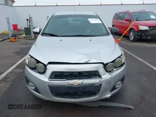 2015 Chevrolet Sonic LTZ z VIN 1G1JE5SB4F4108360, wystawiony jako IAAI lot #41526362 z przebiegiem 157 226 mil mil oraz . Historia ofert i sprzedaży dostępna na DreamBid. Obrazek 12.