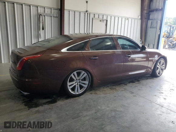 2011 Jaguar XJ XJL z VIN SAJWA2GB8BLV22081, wystawiony jako Copart lot #57088325 z przebiegiem 117 795 mil mil oraz Czysty tytuł • Clean title. Historia ofert i sprzedaży dostępna na DreamBid. Obrazek 3.