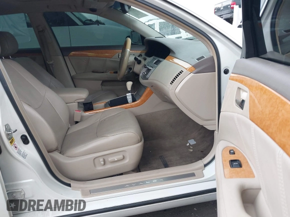 2005 Toyota Avalon XL z VIN 4T1BK36B65U032377, wystawiony jako IAAI lot #42100475 z przebiegiem Nie podano mil oraz . Historia ofert i sprzedaży dostępna na DreamBid. Obrazek 5.
