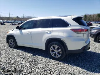 2015 Toyota Highlander XLE with VIN 5TDJKRFH2FS203543, listed as a Copart auction lot 52076675 with 62,013 mi miles and Clean Title. Bid and sale history available at carsss.com. Image 2.