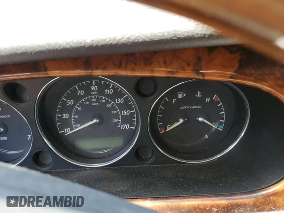 2004 Jaguar XJ R z VIN SAJWA73B64TG18784, wystawiony jako Copart lot #81254734 z przebiegiem Nie podano mil oraz Czysty tytuł • Clean title. Historia ofert i sprzedaży dostępna na DreamBid. Obrazek 9.
